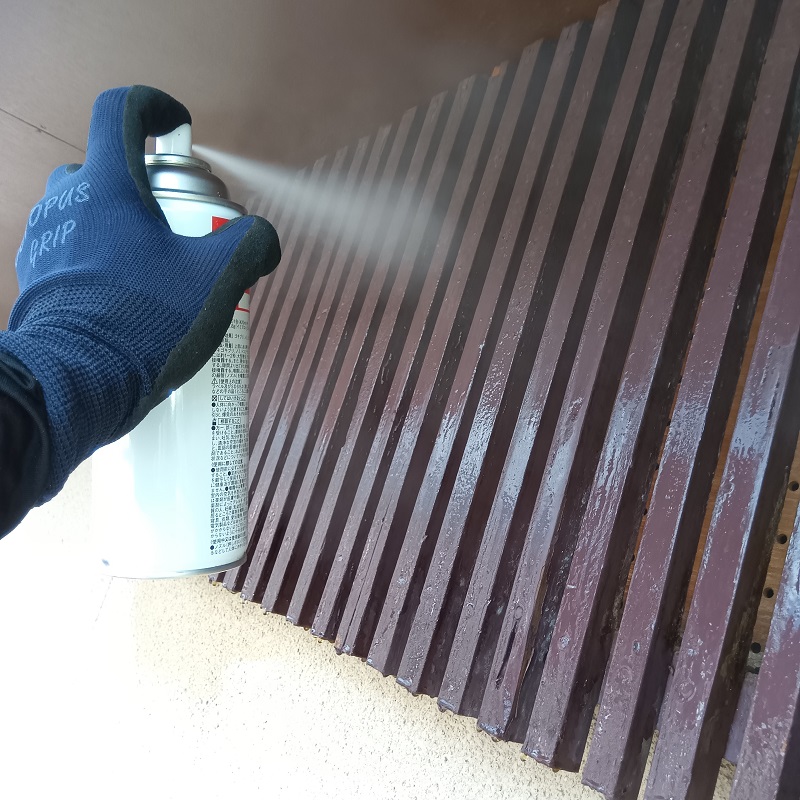 通気口に忌避剤を散布する様子