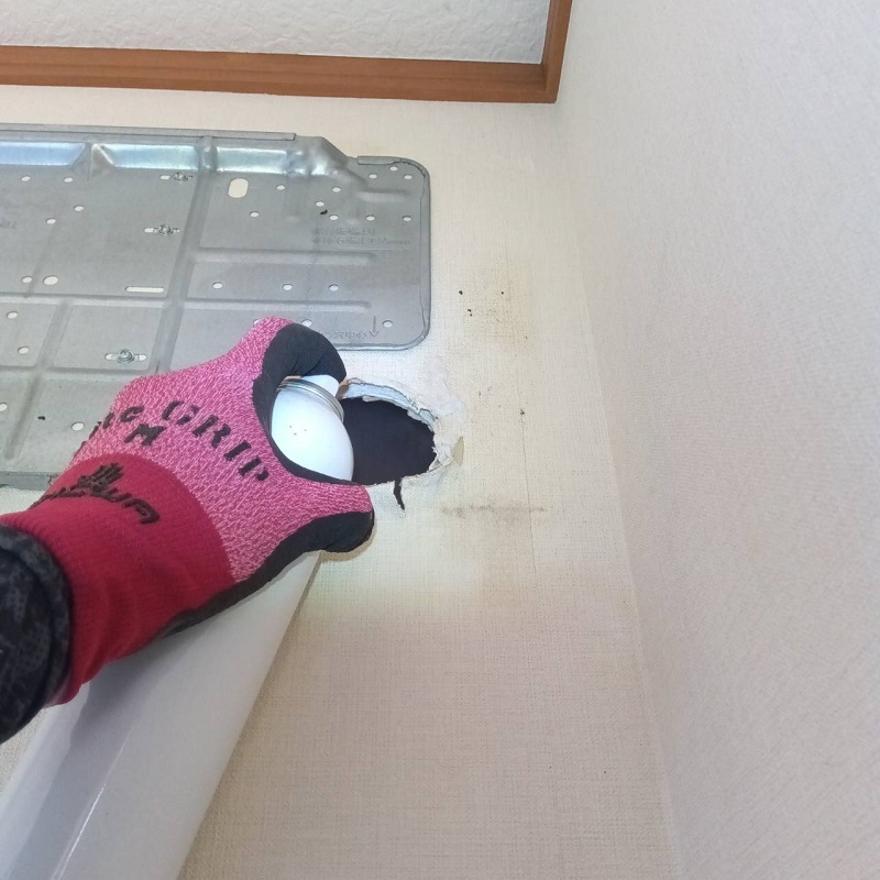 エアコンホース内に忌避剤を散布している様子