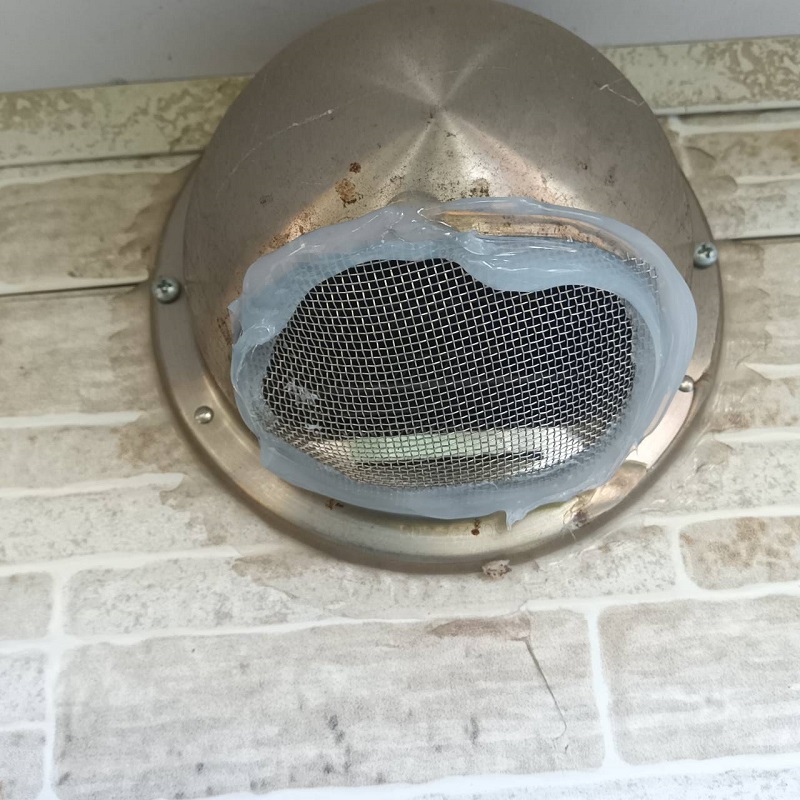 外壁の換気口に防鳥ネットを設置した様子