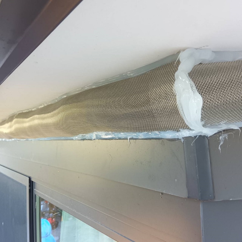 外壁のすき間に防鳥ネットを設置