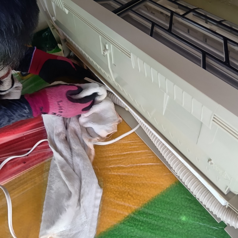 エアコンを分解洗浄している様子