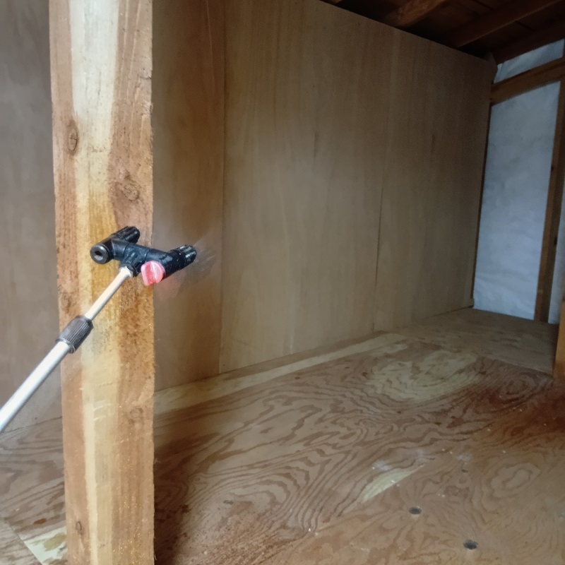 天井裏を除菌している様子