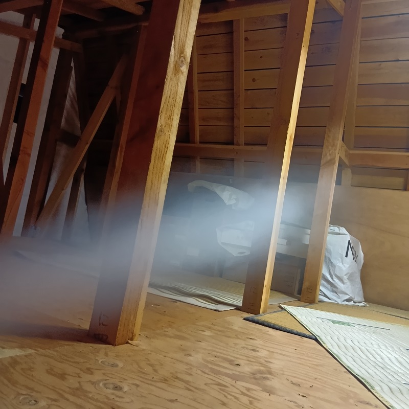 天井裏を除菌している様子