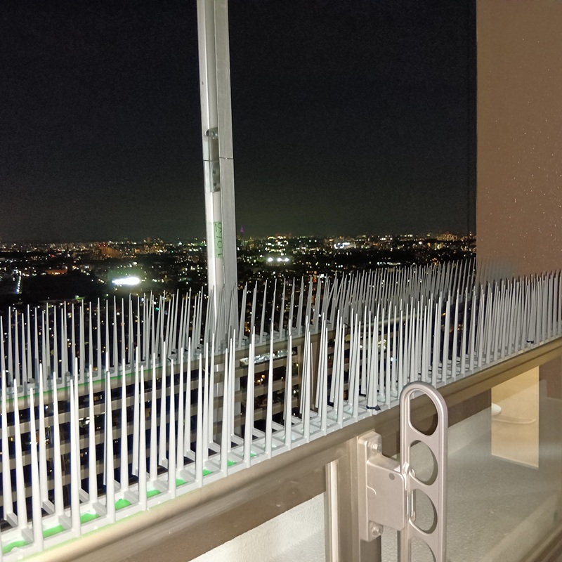 ベランダ手すりに設置した剣山