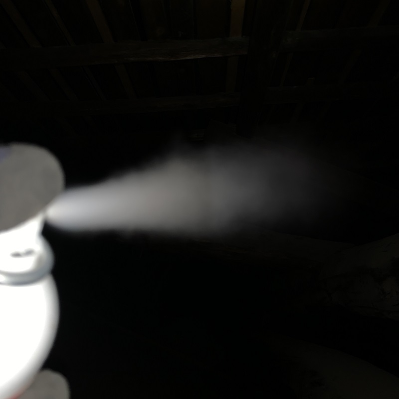 天井裏にネズミとコウモリを追い出す忌避剤を散布