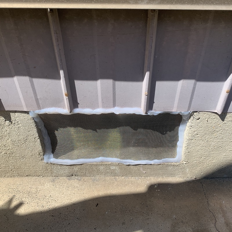 床下の通気口を侵入防止ネットで封鎖