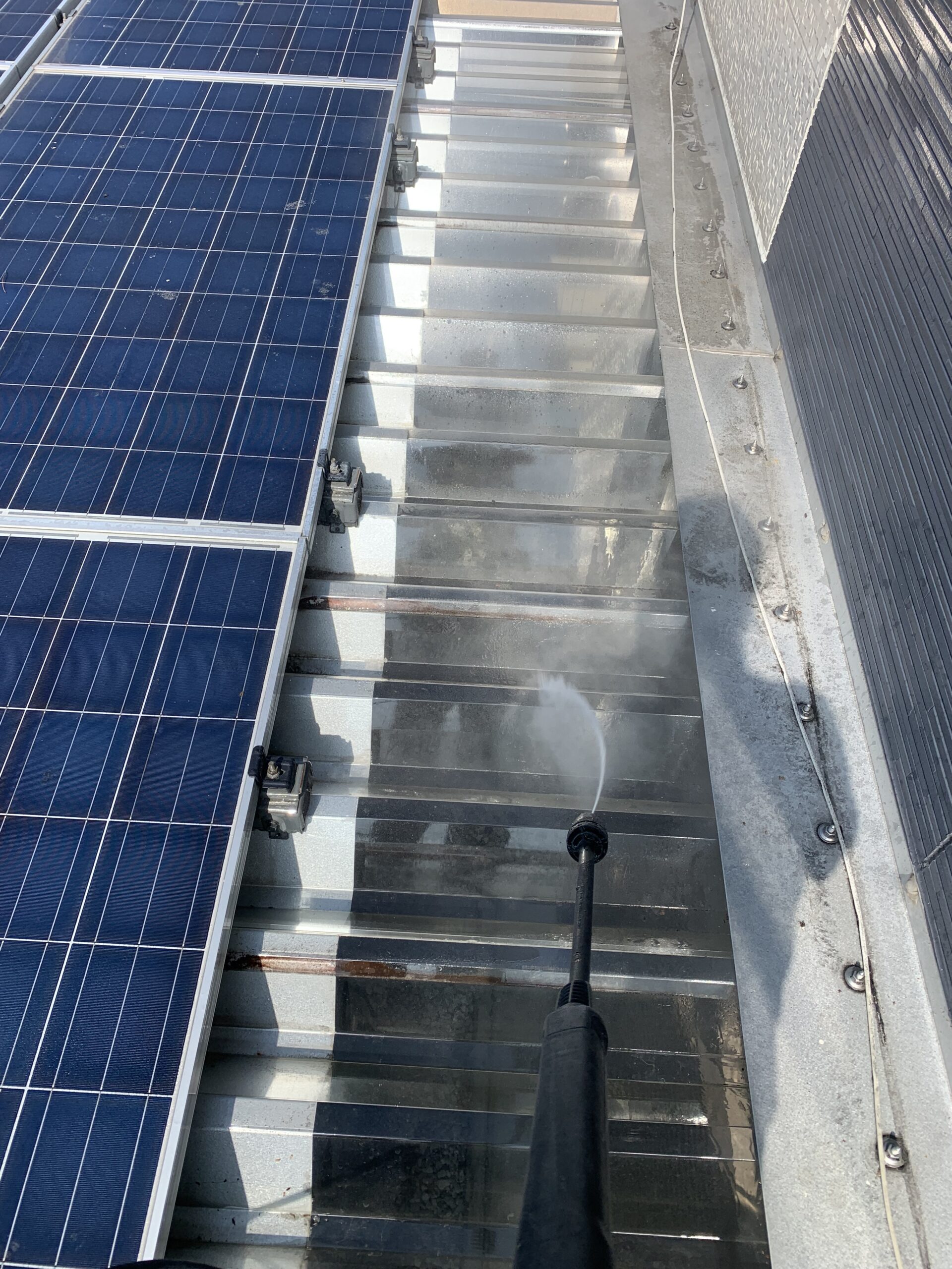 屋根に除菌・消臭剤を散布する様子