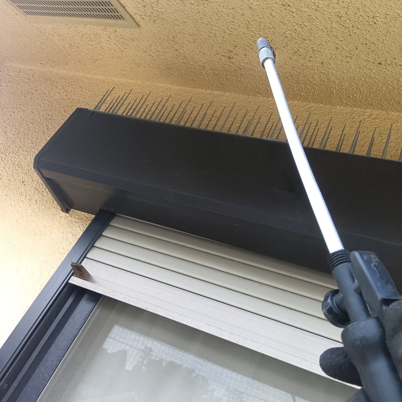 シャッターボックス上に除菌・消臭剤を散布