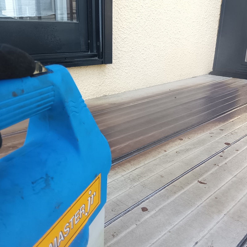 ベランダに除菌・消臭剤を散布