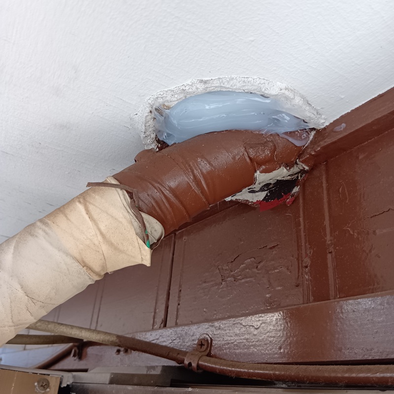 天井のすき間を封鎖した様子