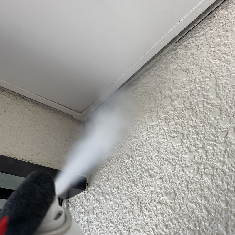 壁内のすき間から忌避剤を投入