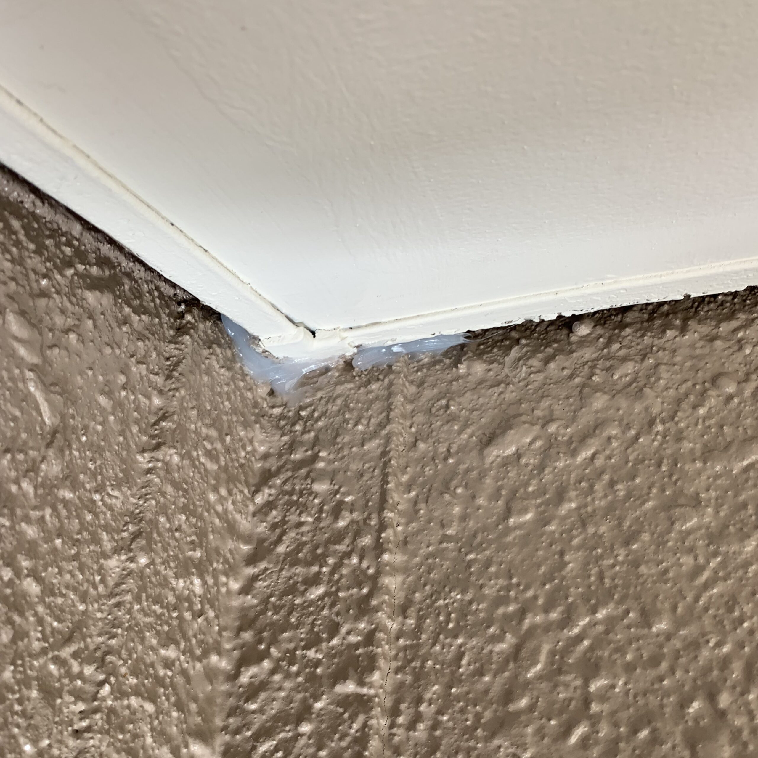 外壁のすき間をパテで封鎖