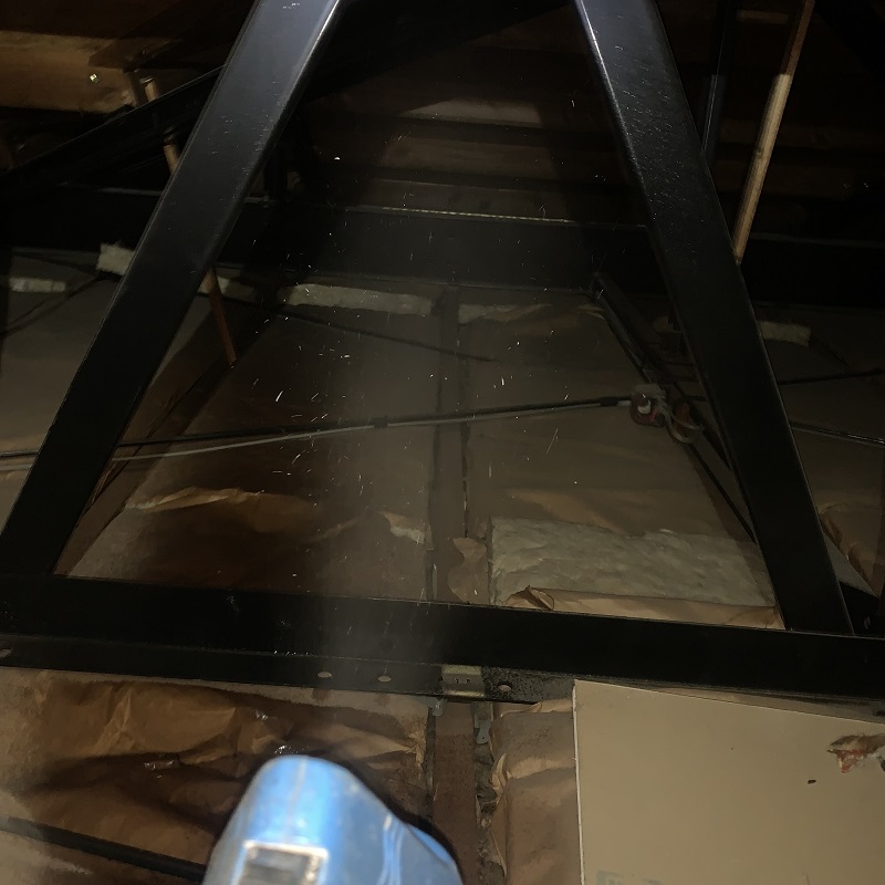 屋根裏を除菌する様子