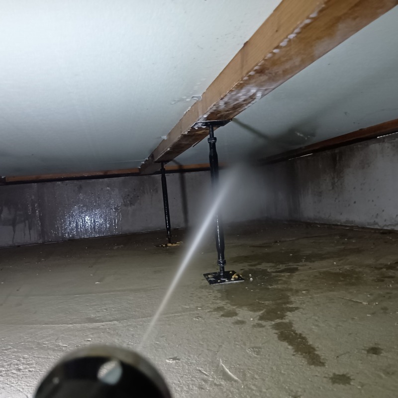 床下の土台に防蟻剤を散布