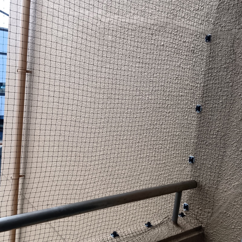 ベランダに取り付けた防鳥ネット