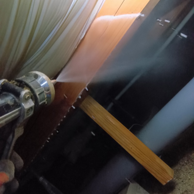 床下の木材にシロアリ駆除剤を散布