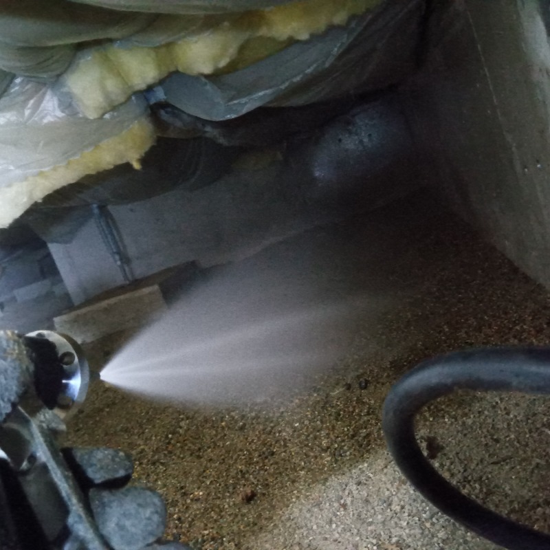 床下の地面にシロアリ駆除剤を散布