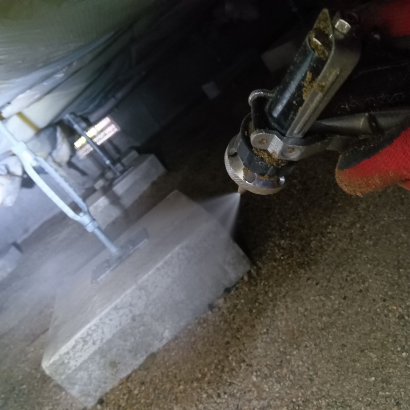 束石まわりにシロアリ駆除剤を散布