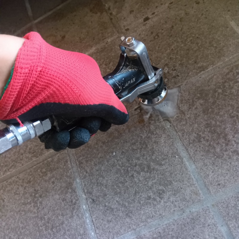 床に穴を開けてシロアリ駆除剤を注入