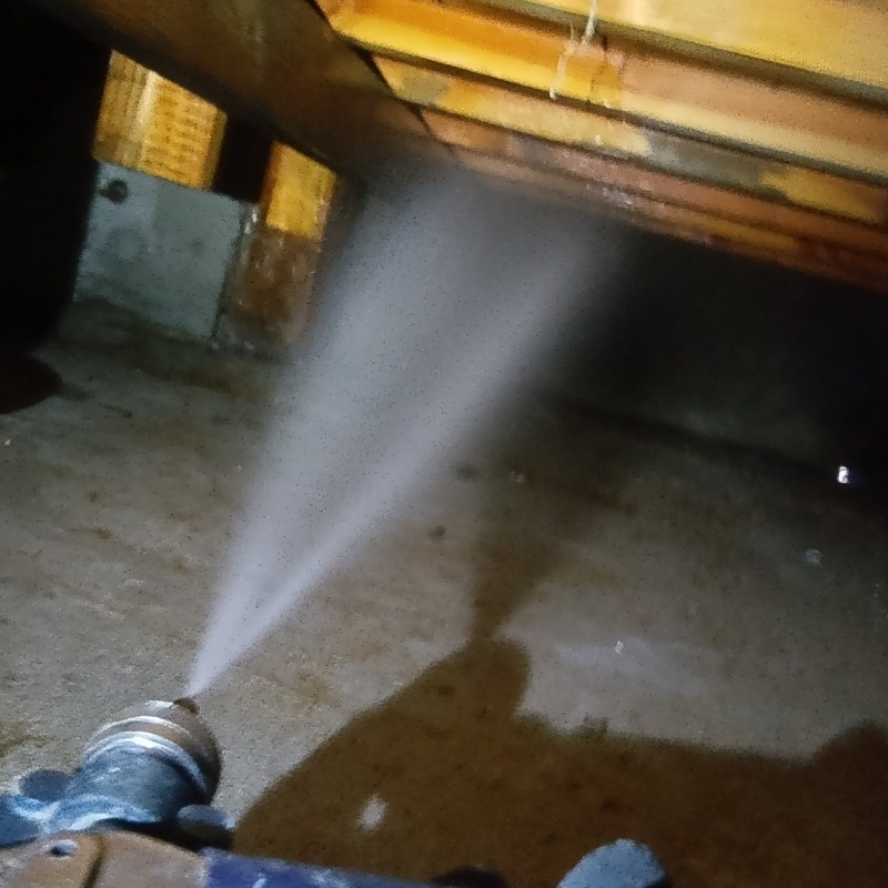 床下の木材にシロアリ駆除剤を散布