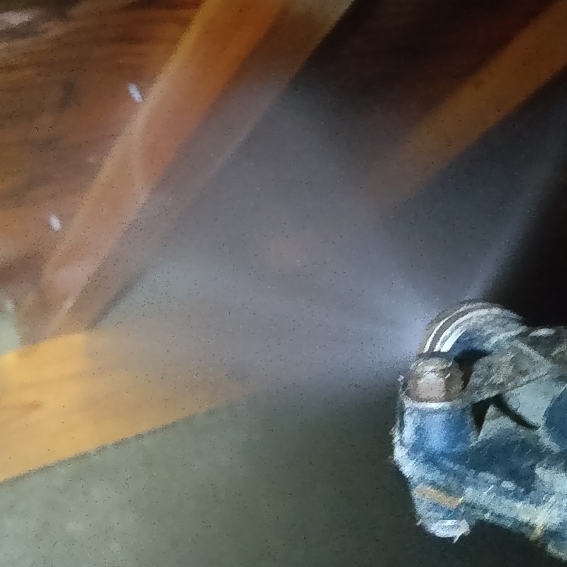 床下の木材にシロアリ駆除剤を散布