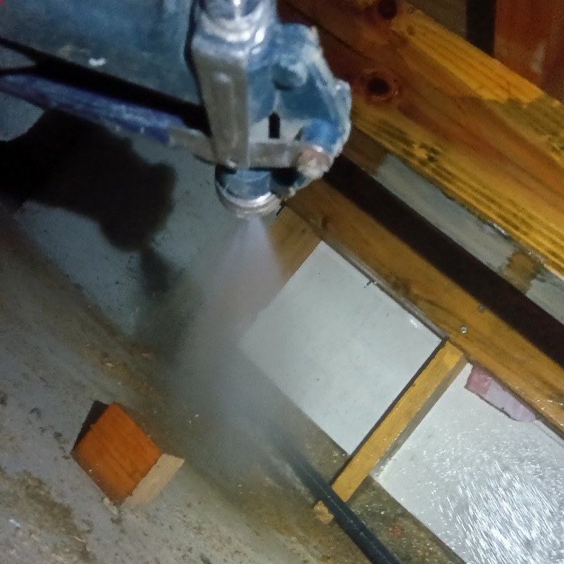 床下の地面にシロアリ駆除剤を散布