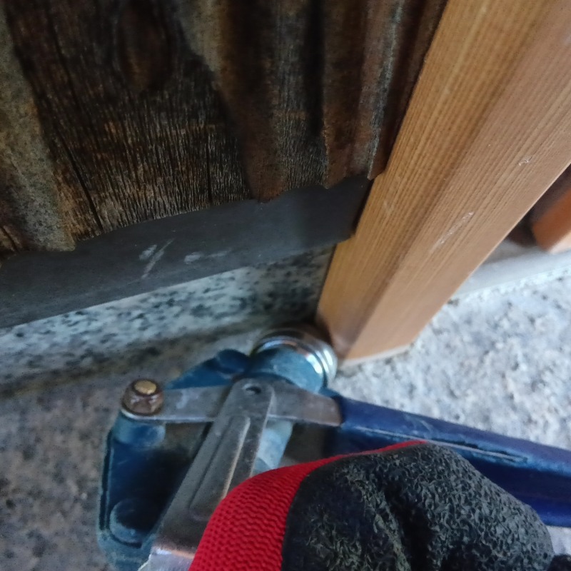 床に穴を開けてシロアリ駆除剤を注入