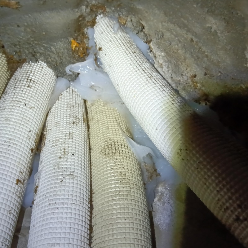 配管のすき間をパテで埋めた様子