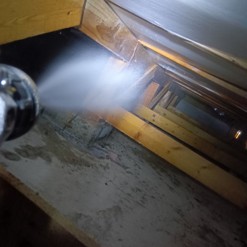 床下の木材にシロアリ駆除剤を散布