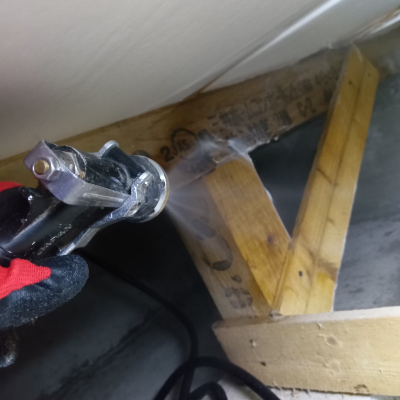 床下の木材にシロアリ駆除剤を散布