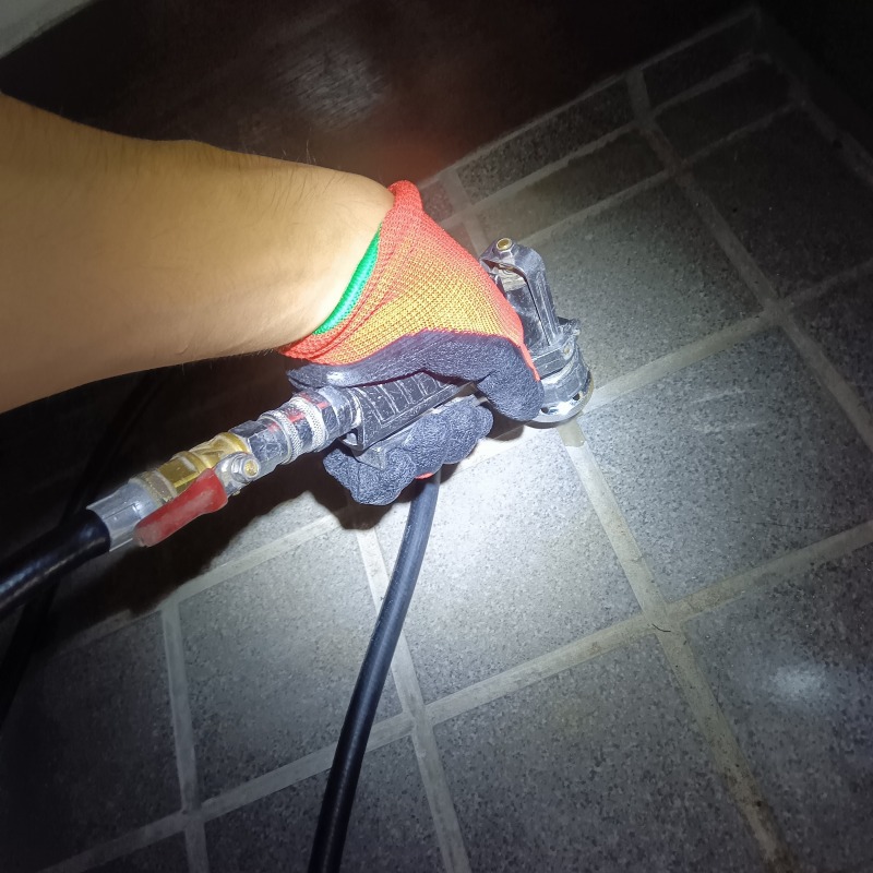 タイルに穴を開けてシロアリ駆除剤を注入