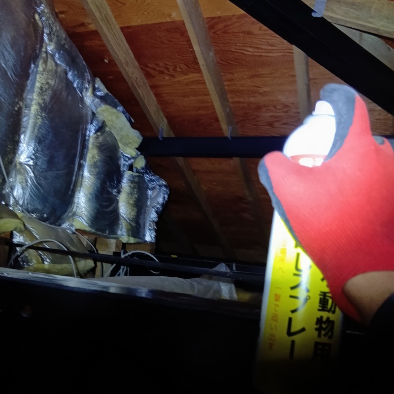 忌避剤を散布する様子