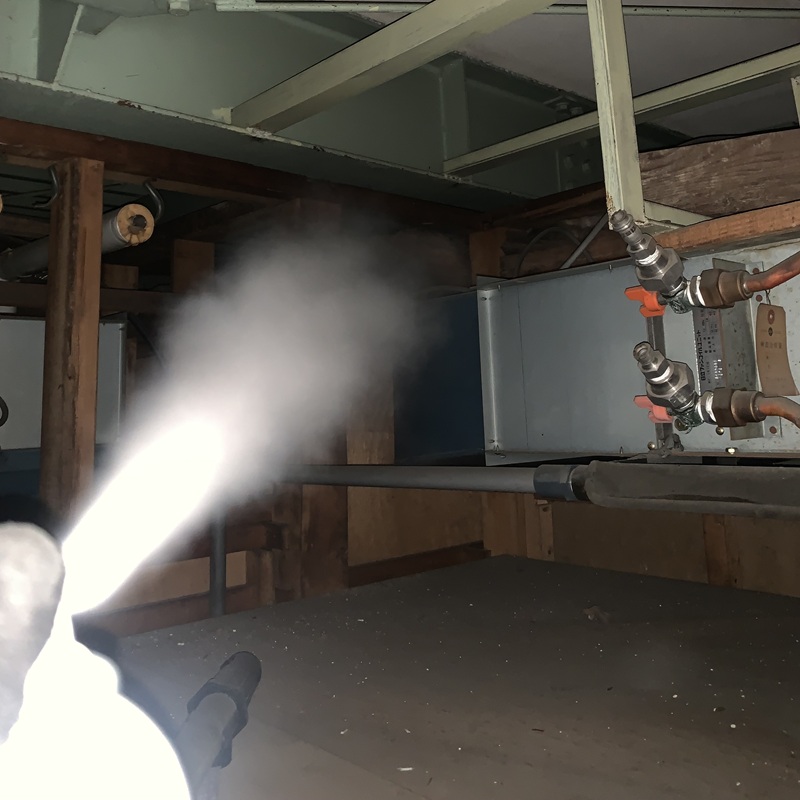 屋根裏に忌避剤を散布