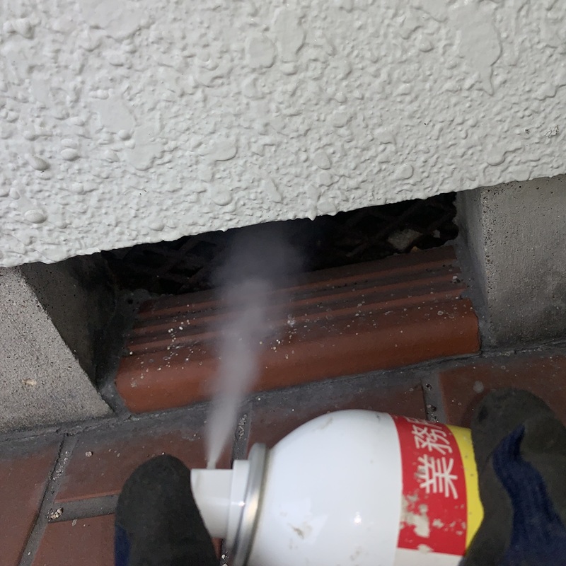 床下に忌避剤を散布