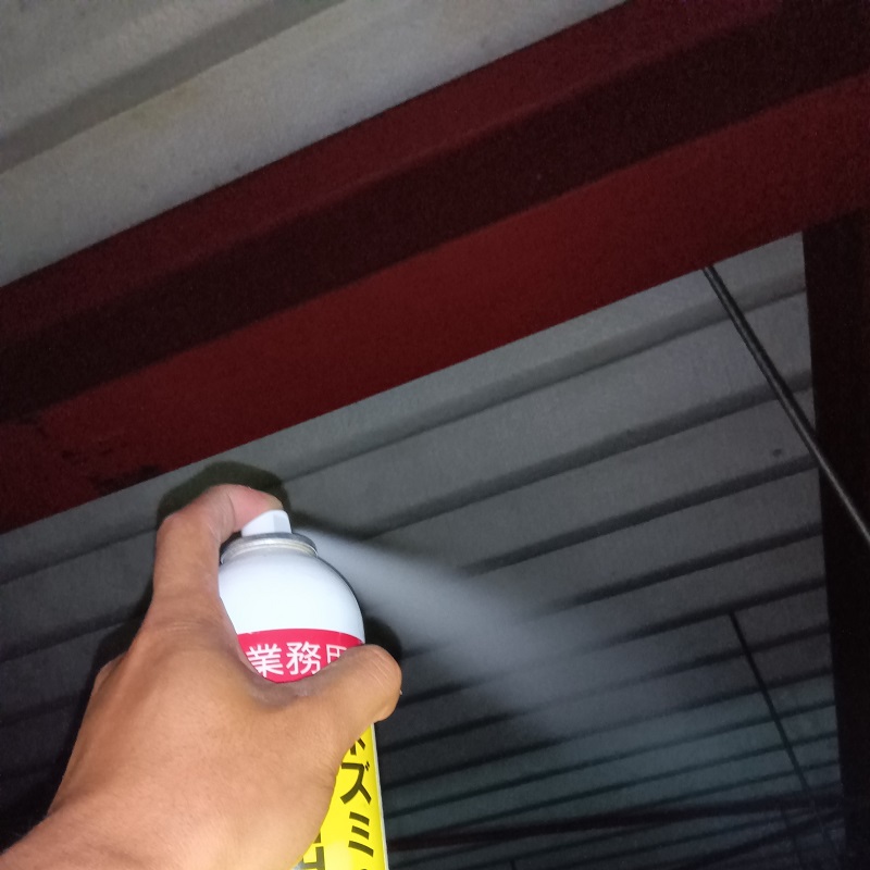 天井裏に忌避剤を散布する様子