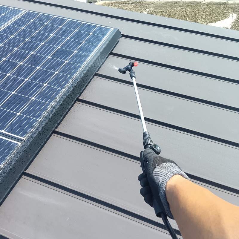 屋根に除菌・消臭薬剤を散布