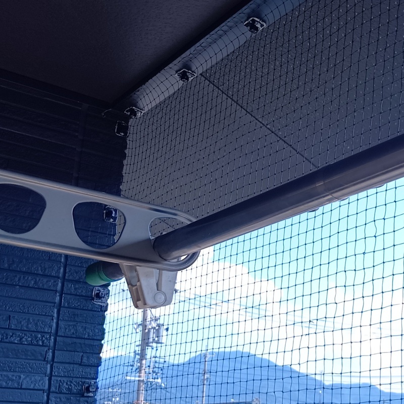 ベランダに防鳥ネットを取り付け