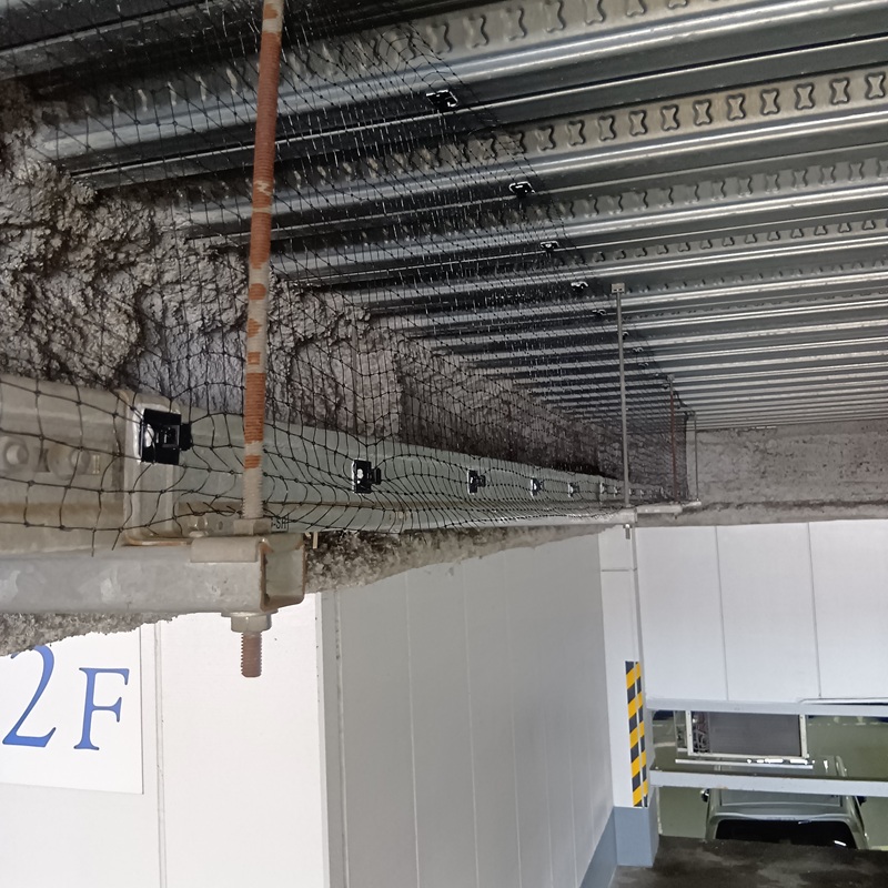 天井の梁に防鳥ネットを設置