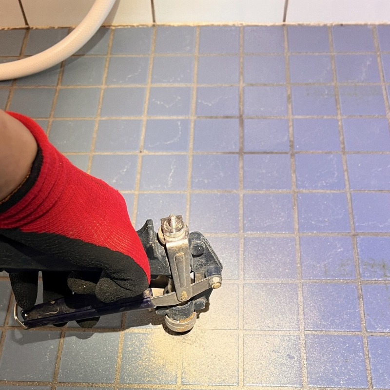 風呂場の床に穴を開けてシロアリ駆除剤を注入