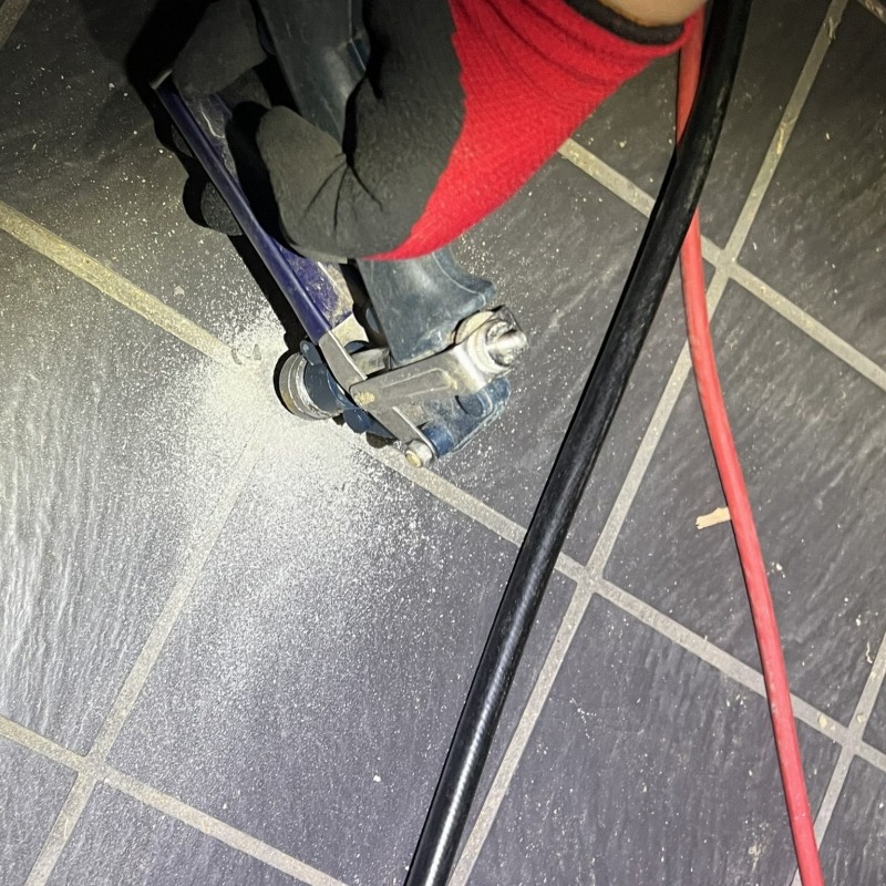 玄関床に穴を開けてシロアリ駆除剤を注入