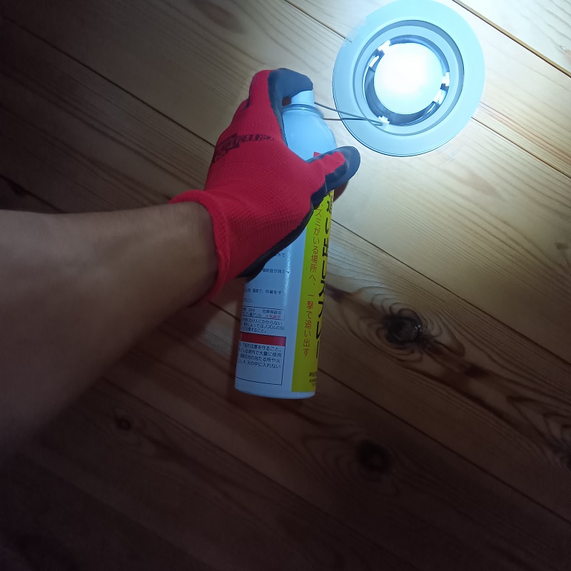 換気口内に忌避剤を散布