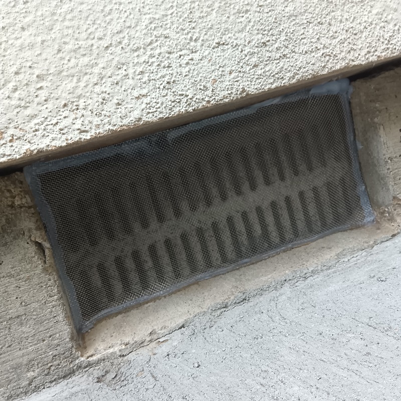 床下の通気口をネットで封鎖