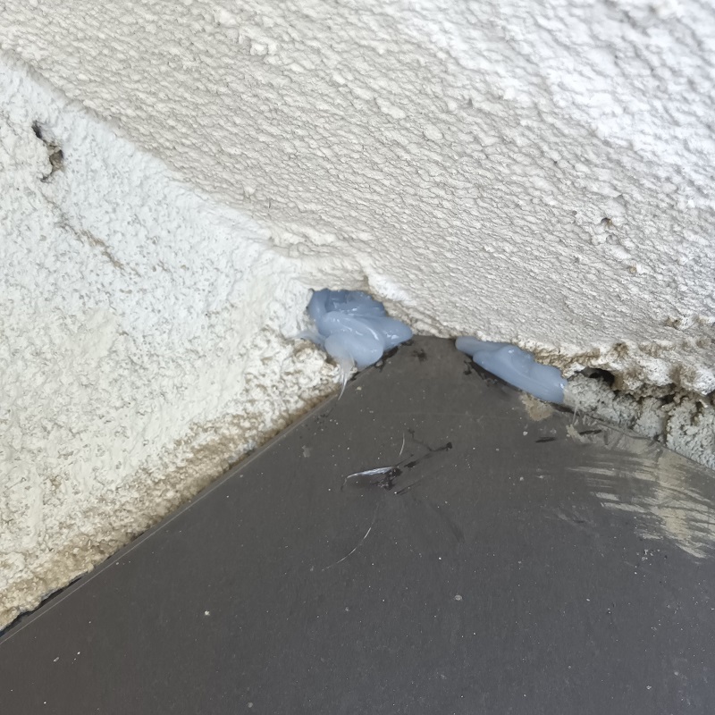 外壁の小さなすき間もパテ埋め