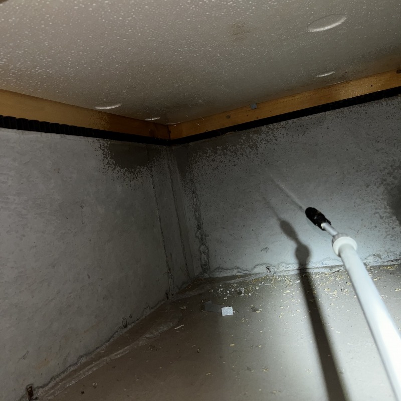 床下の木材に防蟻剤を散布