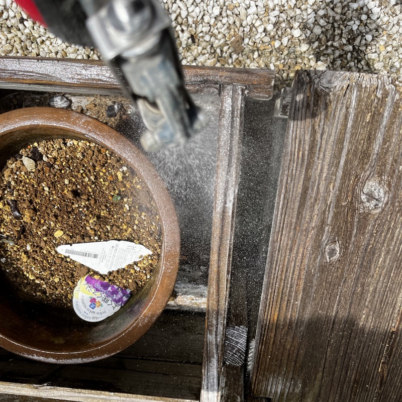 ウッドフェンスに防蟻剤を散布