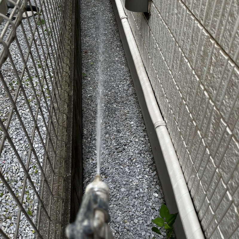 建物外周に防蟻剤を散布