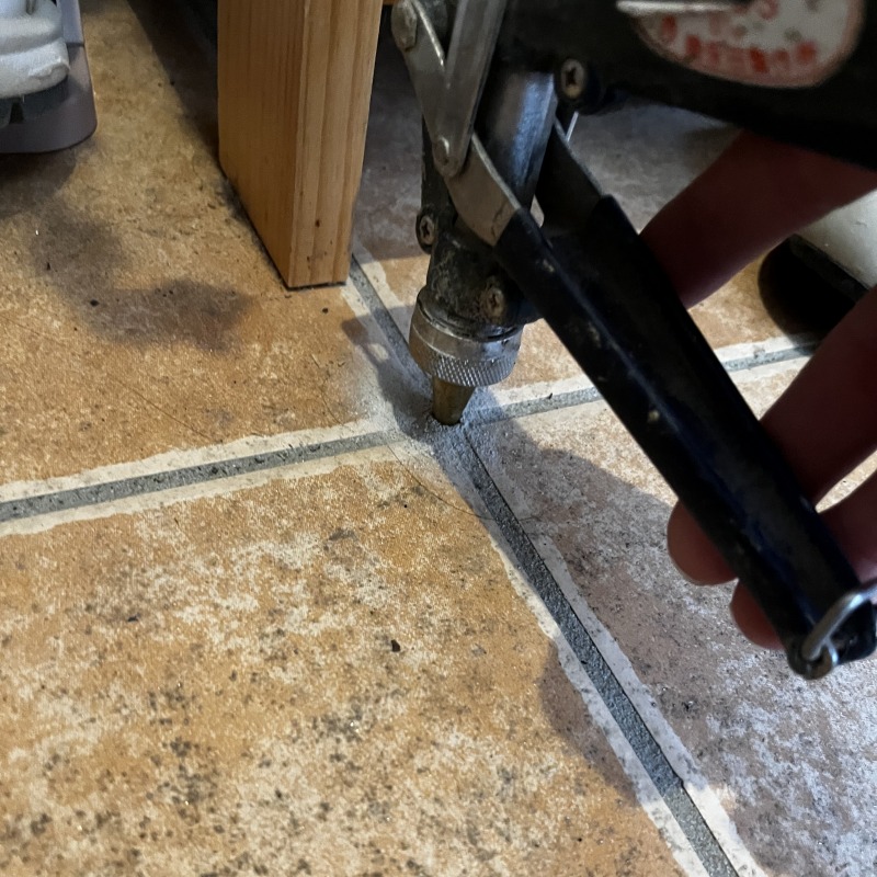 床に穴を開けて防蟻剤を注入