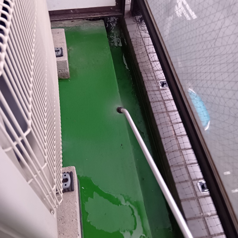 ベランダに除菌・殺虫剤を散布