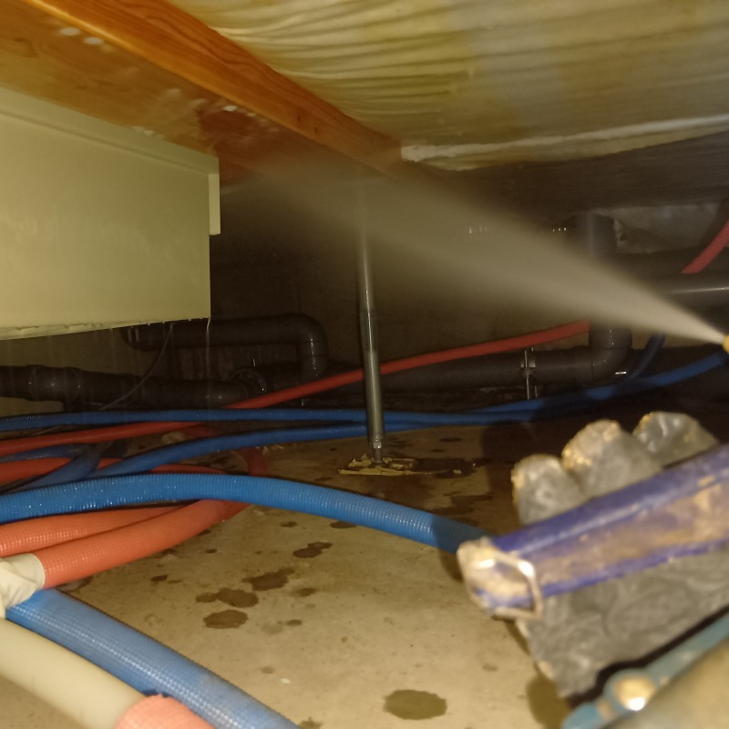 床下の木材に防蟻剤を散布