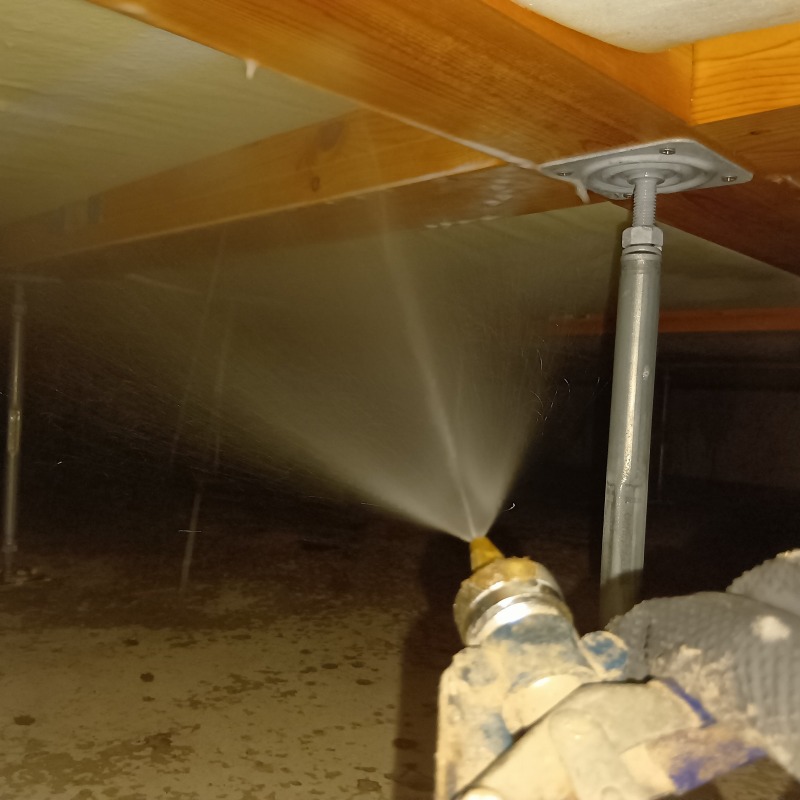 床下の木材に防蟻剤を散布